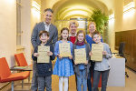 tadtrat Kurt Hohensinner, Abteilungsvorständin Ingrid Krammer und Kinderparlaments-Verantwortliche Heidi Jursitzky mit den Kinderbürgermeistern 2020
