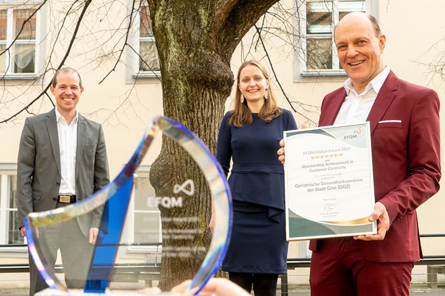 GGZ-Geschäftsführer Gerd Hartinger und sein Team freuen sich über den EFQM Global Award.