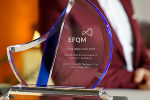 Die EFQM-Trophäe reiht sich in die große Auszeichnungssammlung der GGZ ein. 