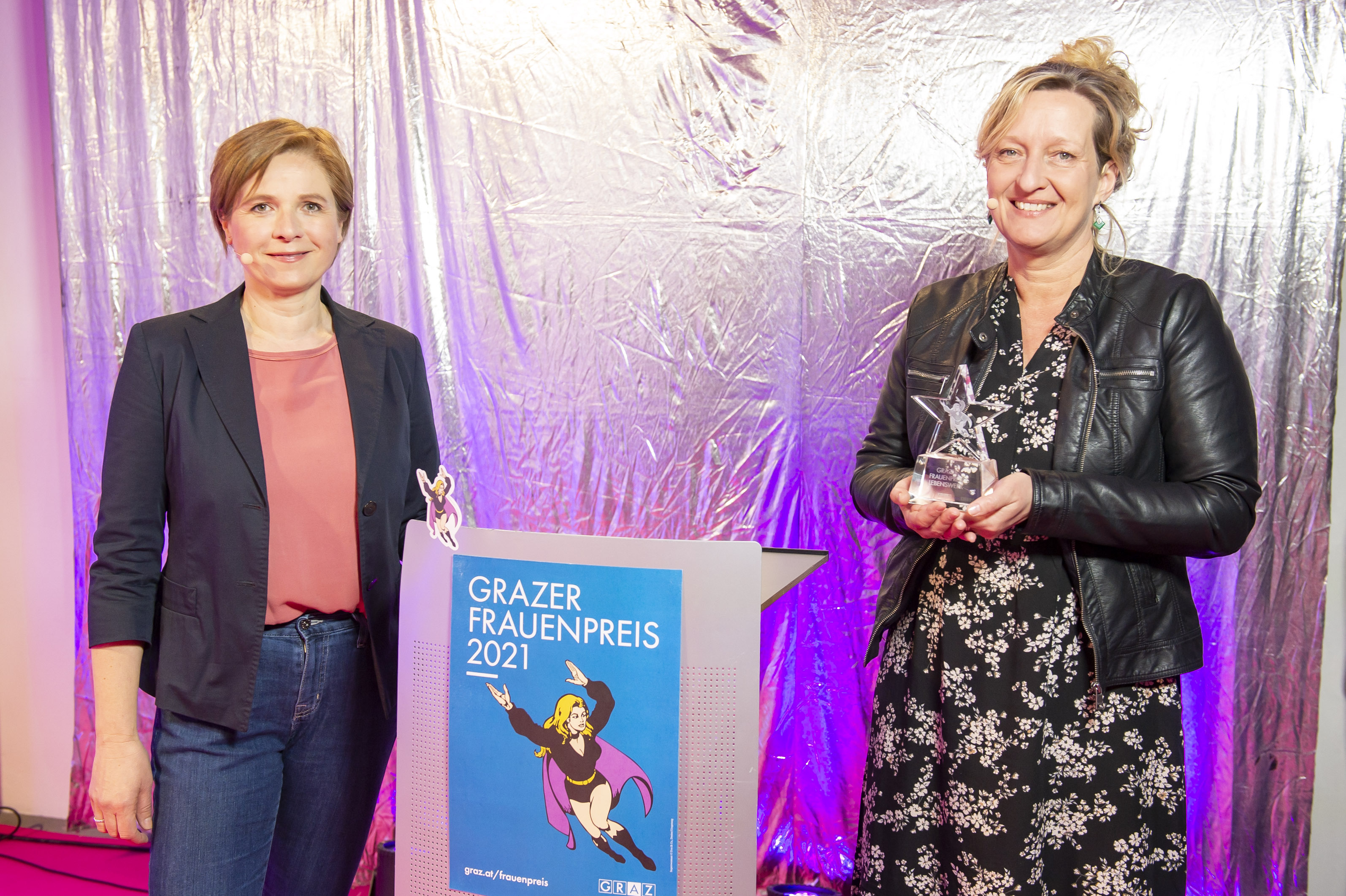 Ausgezeichnet mit dem Frauenpreis für das Lebenswerk wurde Petra Ruzsics-Hoitsch (rechts) für ihren Einsatz für Alleinerzieherinnen. Die damalige Frauenstadträtin Judith Schwentner gratulierte herzlich.