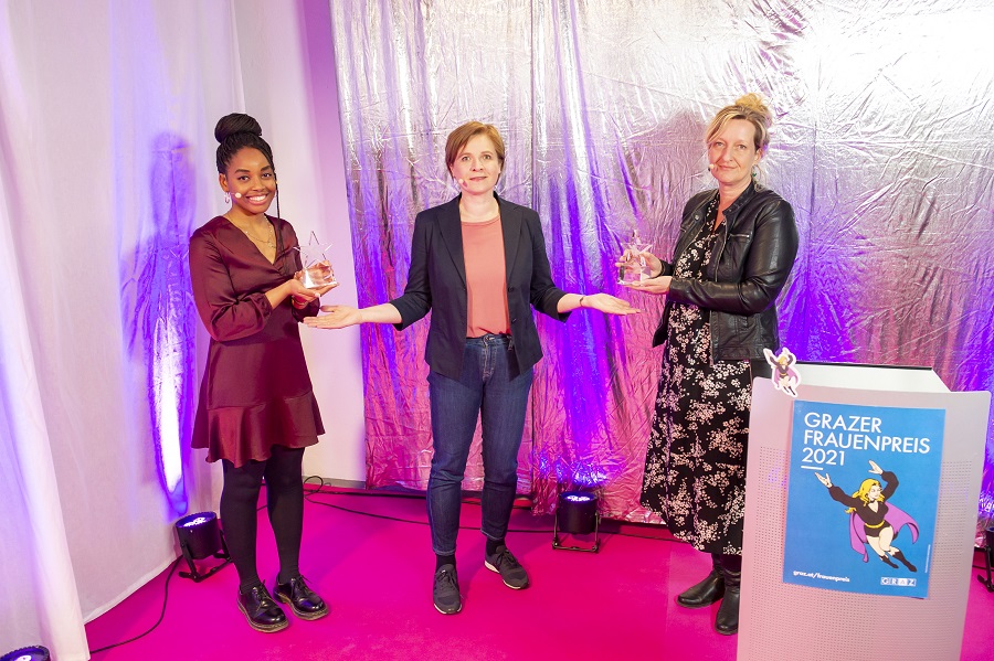 Frauenstadträtin Judith Schwentner gratuliert den Preisträgerinnen herzlich: Prescious Nnebedum (links) für das Projekt "Tanaka - Girls Day" und Petra Ruzsics-Hoitsch für ihren Einsatz für Alleinerzieherinnen