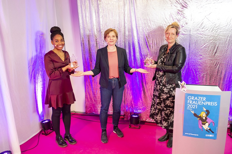 Frauenstadträtin Judith Schwentner gratuliert den Preisträgerinnen herzlich: Prescious Nnebedum (links) für das Projekt "Tanaka - Girls Day" und Petra Ruzsics-Hoitsch für ihren Einsatz für Alleinerzieherinnen © Stadt Graz/Foto Fischer Frauenstadträtin Judith Schwentner gratuliert den Preisträgerinnen herzlich: Prescious Nnebedum (links) für das Projekt "Tanaka - Girls Day" und Petra Ruzsics-Hoitsch für ihren Einsatz für Alleinerzieherinnen © Stadt Graz/Foto Fischer