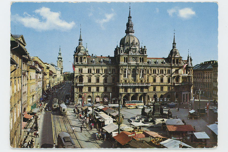 Das neue Rathaus und der Hauptplatz von oben.