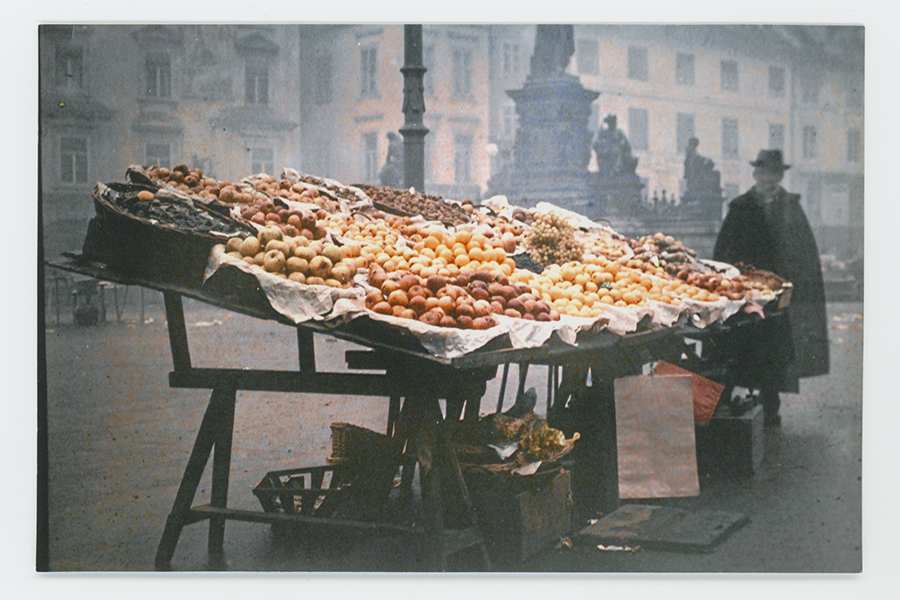 Die Händler boten Obst, Gemüse, Brot und Milchwaren an.