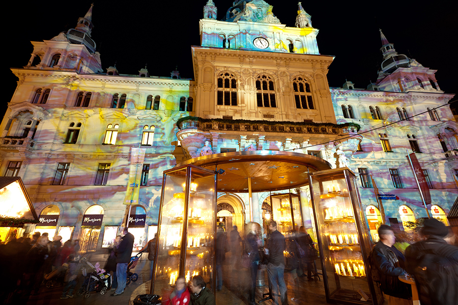 Jedes Jahr zur Adventzeit erstrahlt das Rathaus in stimmungsvollem Licht.