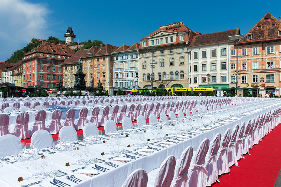 Für Events wie die "Lange Tafel" bildet der Hauptplatz die perfekte Kulisse.