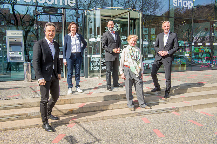 Bürgermeister Siegfried Nagl, mit Karin und Miša Strobl (Gattin und Sohn von Helmut Strobl), Künstlerin Iris Andraschek und Kulturstadtrat Günter Riegler. (v.l.n.r.)