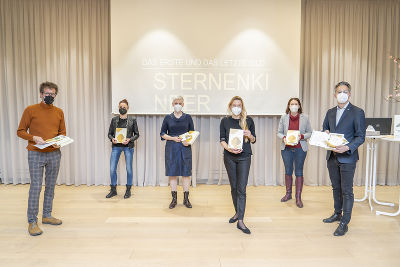 Präsentation der Sternenkind Box: v.l. Rainer Juriatti (Projekt-Initiator), Eva Sommer (Hebamme), Vera Juriatti (Projekt-Initiatorin), Juliane Bogner-Strauß (Gesundheitslandesrätin), Ursula Molitschnig (Verein Rainbows), Kurt Hohensinner (Jugend-, Familien- und Sozialstadtrat)