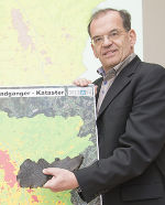 Sicherheitsmanager Mag. Wolfgang Hübel mit einem massiv schweren Splitter der Fliegerbombe. © Stadt Graz/Foto Fischer Sicherheitsmanager Mag. Wolfgang Hübel mit einem massiv schweren Splitter der Fliegerbombe. © Stadt Graz/Foto Fischer