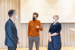 Präsentation der Sternenkind Box: v.l. Rainer Juriatti (Projekt-Initiator), Eva Sommer (Hebamme), Vera Juriatti (Projekt-Initiatorin), Juliane Bogner-Strauß (Gesundheitslandesrätin), Ursula Molitschnig (Verein Rainbows), Kurt Hohensinner (Jugend-, Familien- und Sozialstadtrat)