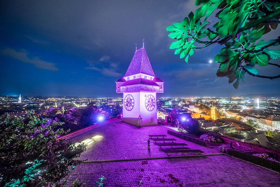 Der Uhrturm erstrahlt am Purple Day in lila.