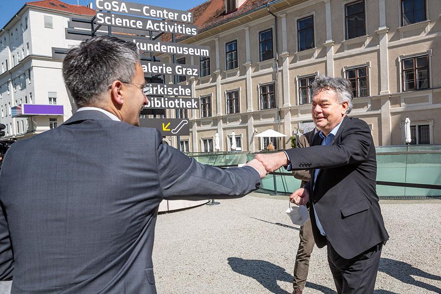 Sportstadtrat Kurt Hohensinner begrüße Vizekanzler Werner Kogler in Graz.