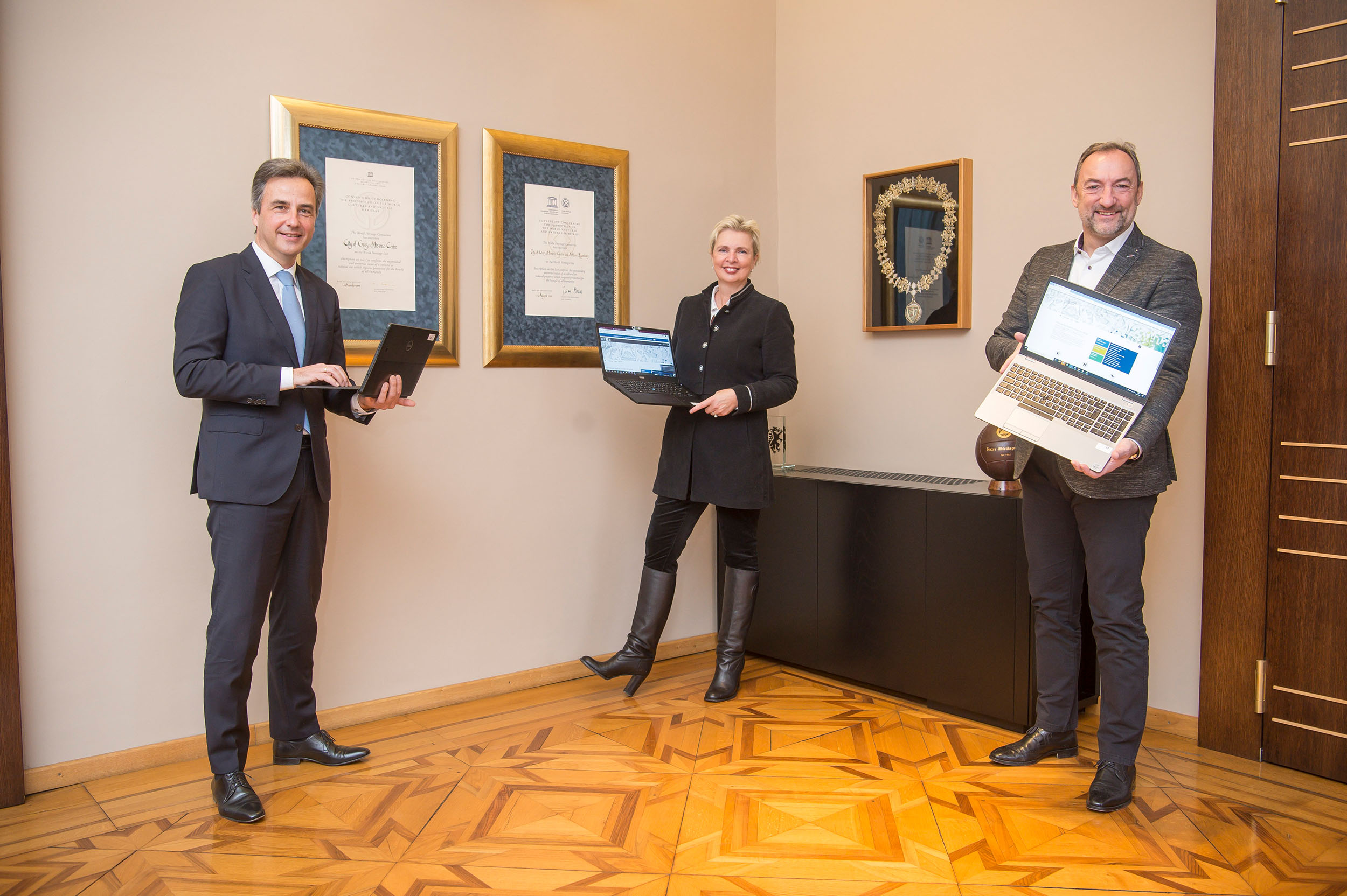 v.l.: Bürgermeister Siegfried Nagl, Präsidialamtsvorständin Verena Ennemoser und Vizebürgermeister Mario Eustacchio freuen sich über die moderne Lösung für digitale Amtswege.