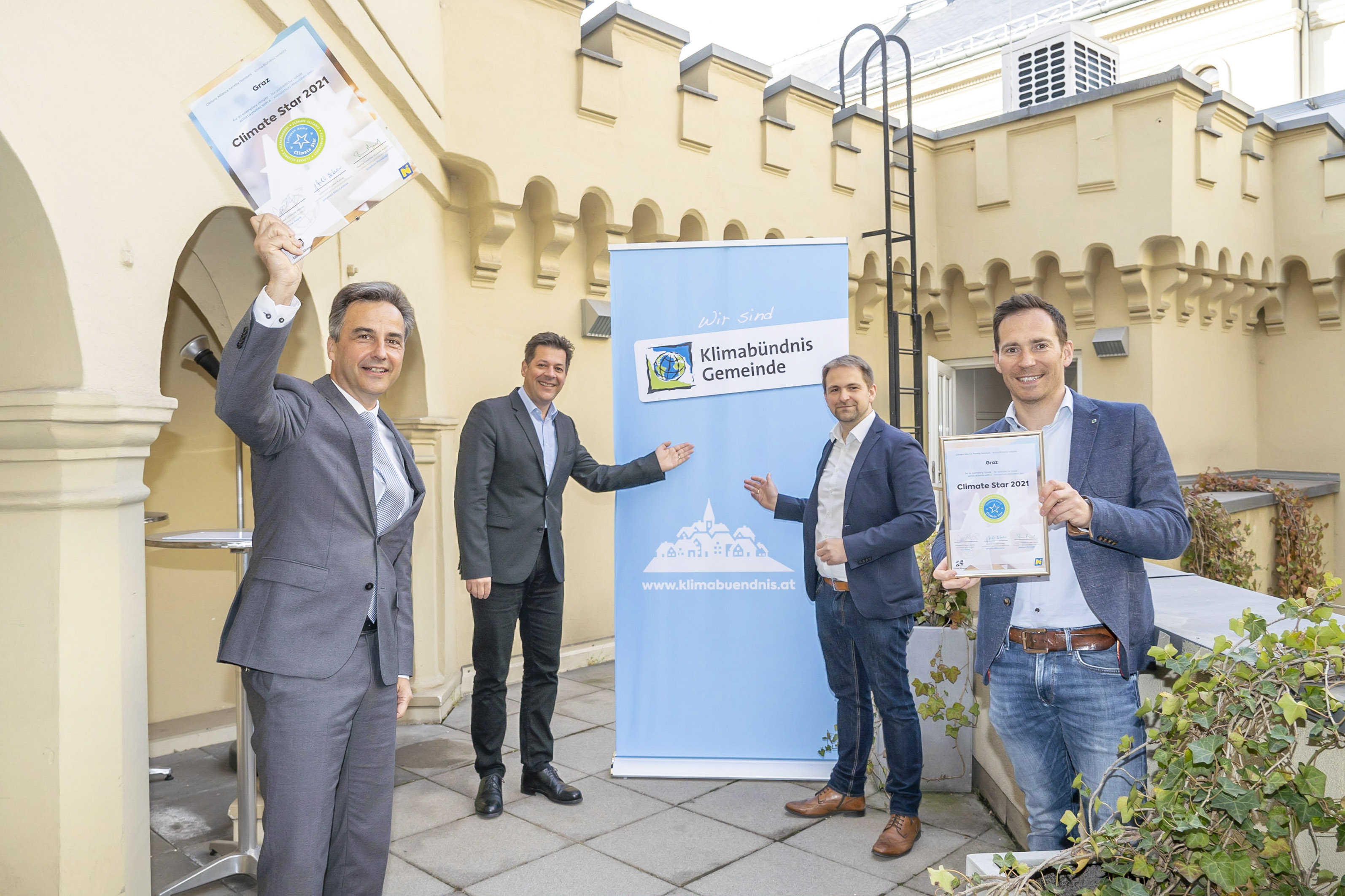 Ein Stern für Graz: Bürgermeister Siegfried Nagl, Baudirektor Bertram Werle, Klimaschutzbeauftragter Thomas Drage und Klimabündnis-GF Friedrich Hofer (v. l.) freuen sich.