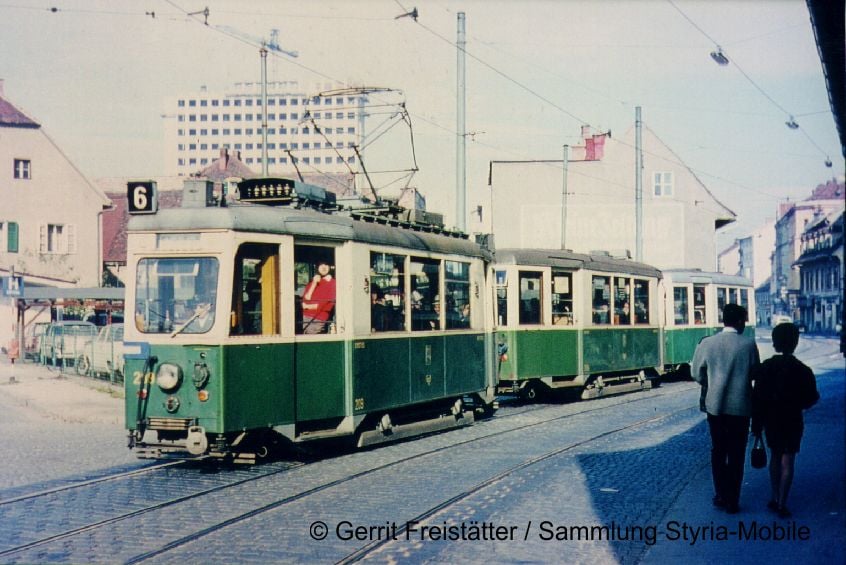 Noch sind es Reminiszenzen an vergangene Tage, schon bald aber soll hier aber die neue Linie 8 fahren: Eine Garnitur des alten "Sechsers" (Puntigam - St. Peter) in der Karlauerstraße, 1970