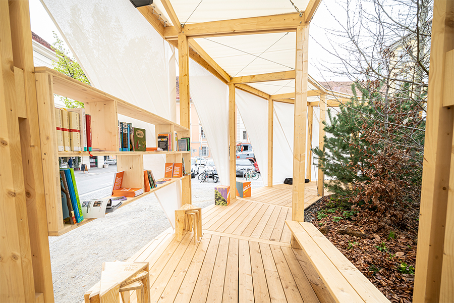 In Kooperation mit der Stadtbibliothek Graz bietet die Klima-Kultur Bibliothek klimarelevante Literatur zum vor Ort Lesen an. © Stadt Graz/Fischer In Kooperation mit der Stadtbibliothek Graz bietet die Klima-Kultur Bibliothek klimarelevante Literatur zum vor Ort Lesen an.