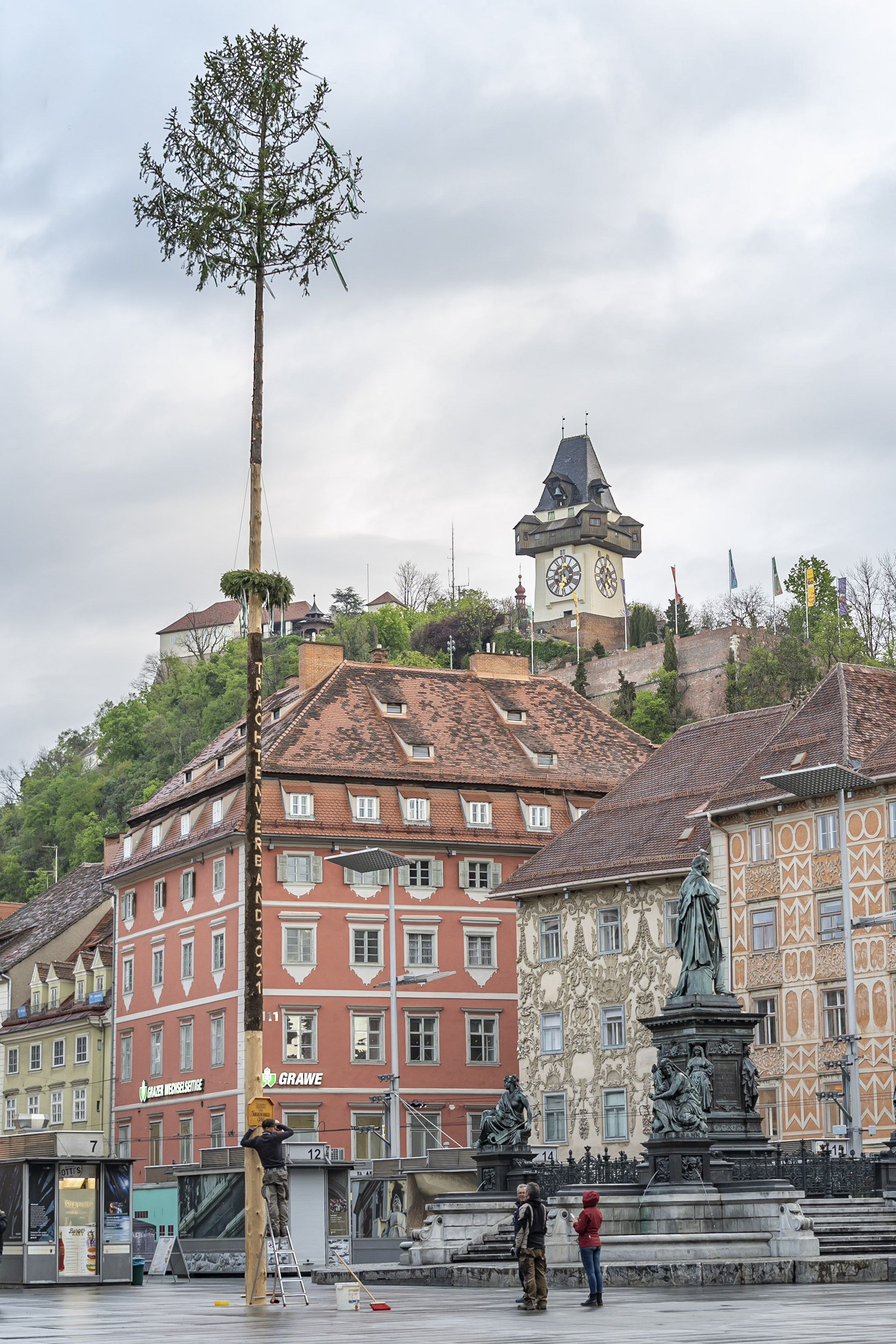 Impressionen vom Aufstellen des Maibaums © Stadt Graz/Fischer Impressionen vom Aufstellen des Maibaums