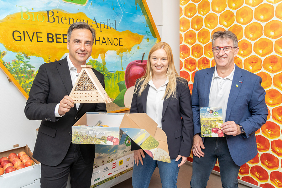 Bürgermeister Siegfried Nagl besuchte mit der Frutura Geschäftsführung Katrin und Manfred Hohensinner den ersten BEEpoint des Landes.