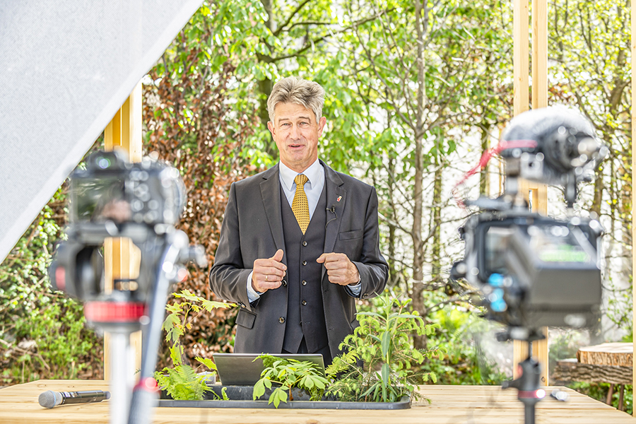 Im Bilde: TU-Rektor Harald Kainz eröffnete die Klimaschutz-Vortragsreihe im Klima-Kultur-Pavillon auf dem Freiheitsplatz. Auf dem Youtube-Kanal der Stadt Graz nachzusehen.