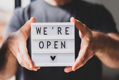 Willkommen. Wir haben wieder geöffnet. © Adobe Stock/Dvoevnore Willkommen. Wir haben wieder geöffnet.