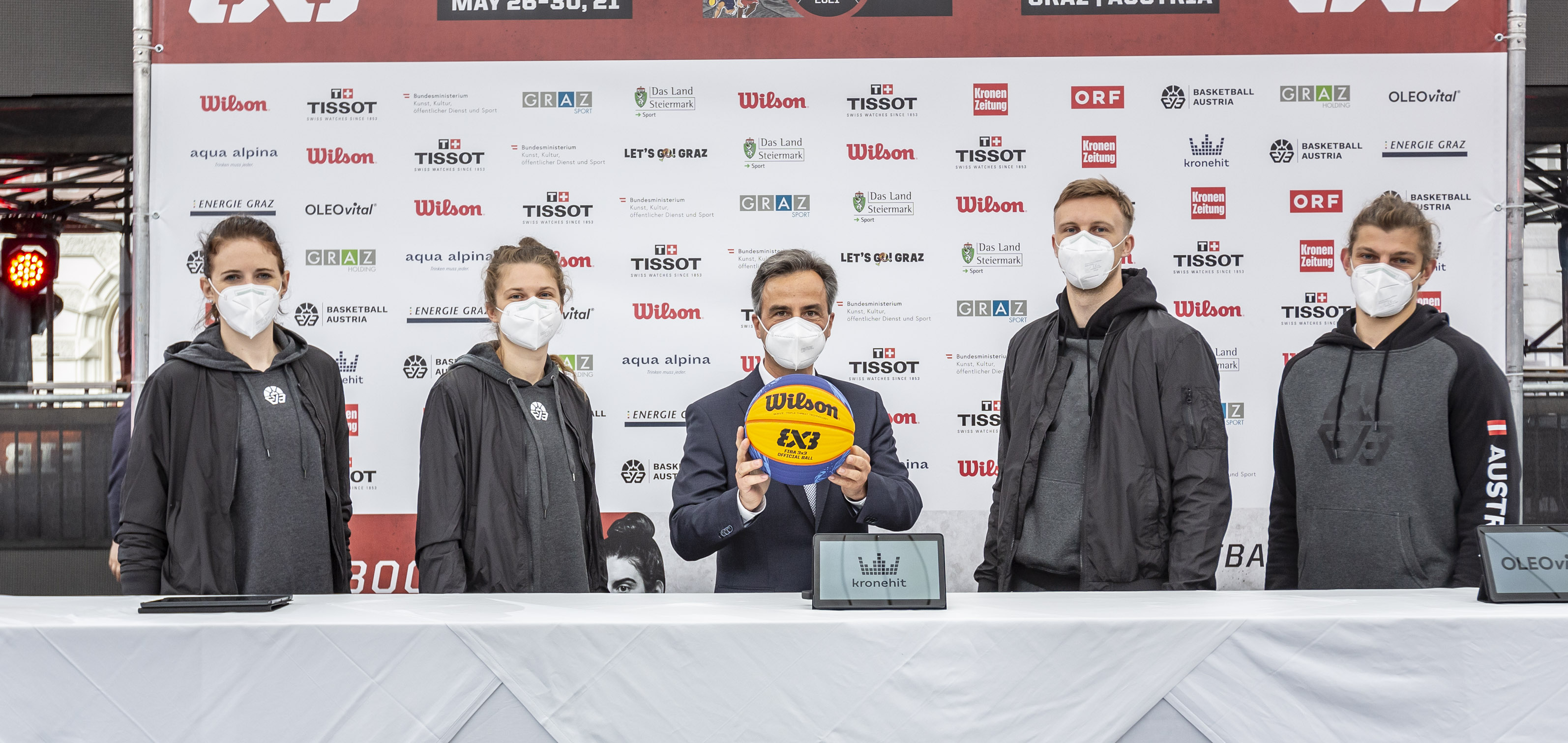 Bürgermeister Siegfried Nagl (Mitte) erhofft sich von den heimischen SpielerInnen Glanzleistungen, die vielleicht sogar mit deinem Olympia-Ticket gekrönt werden könnten. © Stadt Graz/Fischer Bürgermeister Siegfried Nagl (Mitte) erhofft sich von den heimischen SpielerInnen Glanzleistungen, die vielleicht sogar mit deinem Olympia-Ticket gekrönt werden könnten.