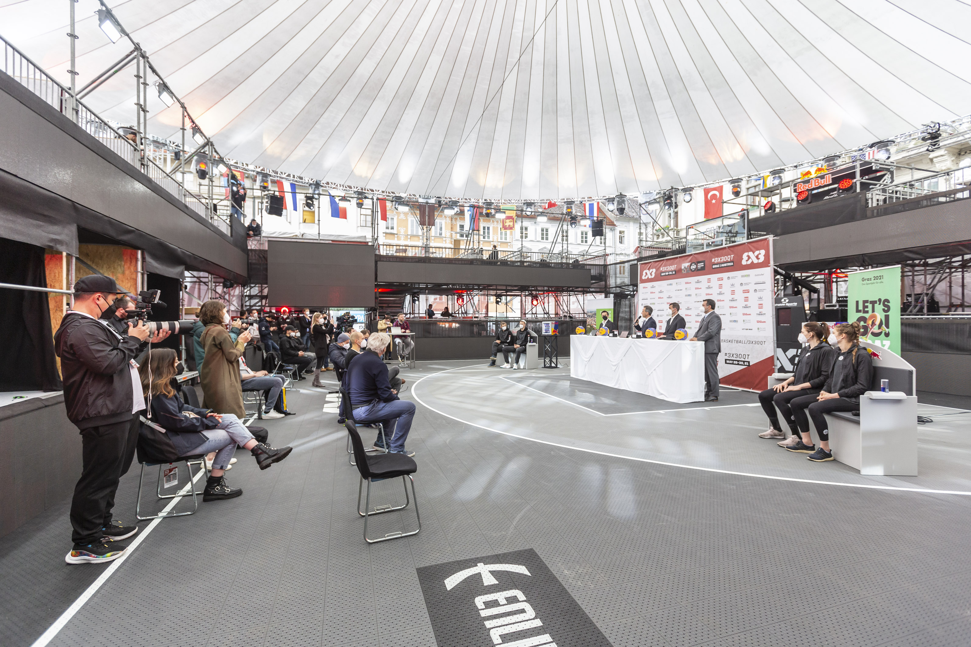 Eine imposante Erscheinung: der "Thunderdome" am Grazer Hauptplatz © Stadt Graz/Fischer Eine imposante Erscheinung: der "Thunderdome" am Grazer Hauptplatz
