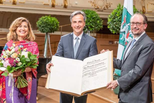 Gabriela Ramos (UNESCO) und Außenminister Alexander Schallenberg (r.) trugen sich ins Goldene Buch der Stadt Graz ein. Gastgeber: Bürgermeister Siegfried Nagl (M.) © Stadt Graz/Fischer Gabriela Ramos (UNESCO) und Außenminister Alexander Schallenberg (r.) trugen sich ins Goldene Buch der Stadt Graz ein. Gastgeber: Bürgermeister Siegfried Nagl (M.)