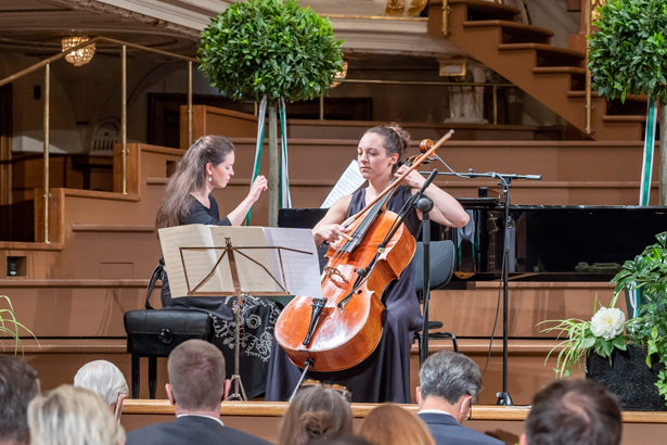 Entführten auf eine musikalische Weltreise: Maria Kasznia am Piano und Nadja Stiegler am Cello. Das DuoArte musiziert seit zwei Jahren gemeinsam. © Stadt Graz/Fischer Entführten auf eine musikalische Weltreise: Maria Kasznia am Piano und Nadja Stiegler am Cello. Das DuoArte musiziert seit zwei Jahren gemeinsam.