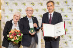 Bekam von Bürgermeister Siegfried Nagl das Goldene Ehrenzeichen der Stadt Graz überreicht: Professor Josef Steurer (M.). Stets an seiner Seite: Gattin Josefa-Maria. © Stadt Graz/Fischer Bekam von Bürgermeister Siegfried Nagl das Goldene Ehrenzeichen der Stadt Graz überreicht: Professor Josef Steurer (M.). Stets an seiner Seite: Gattin Josefa-Maria.