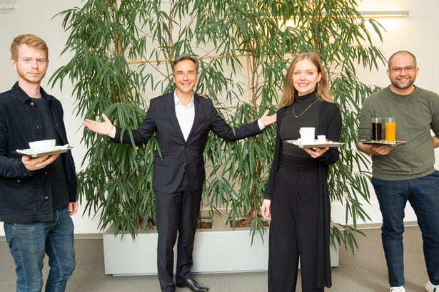 Bürgermeister Siegfried Nagl freut sich über die jungen GastronomInnen, die im Lendhafen gelandet sind: Florian Joham (r.), Sarah Kohlendorfer und Stephan Rieger (l.).