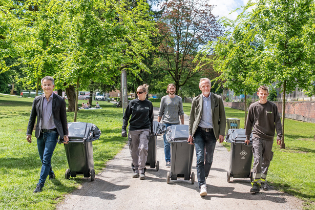 Bringen weitere Abfalleimer in den Stadtpark damit dieser am Wochenende sauber bleibt: die Stadträte Kurt Hohensinner (l.) und Günter Riegler (4. v. l.) mit MitarbeiterInnen der Holding Graz-Stadtraum. © Hinterleitner Bringen weitere Abfalleimer in den Stadtpark damit dieser am Wochenende sauber bleibt: die Stadträte Kurt Hohensinner (l.) und Günter Riegler (4. v. l.) mit MitarbeiterInnen der Holding Graz-Stadtraum.