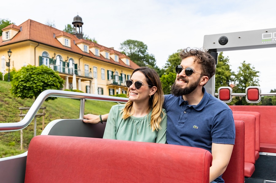 5.8. Jugendstil in Graz: Mit dem Cabriobus zu den schönsten Fassaden des Art Nouveau © Graz Tourismus/Werner Krug 5.8. Jugendstil in Graz: Mit dem Cabriobus zu den schönsten Fassaden des Art Nouveau