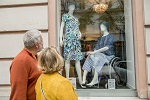 Rollstuhl im Schaufenster