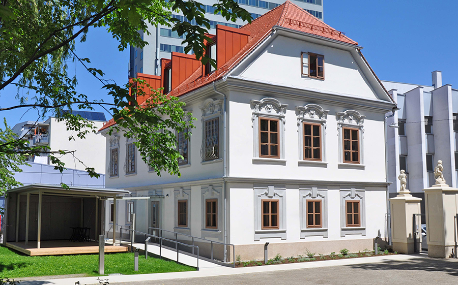 Hinter der barocken Fassade des Tattenbachschen Hauses aus dem 17. Jahrhundert versammeln sich in Zukunft Wissen und Forschung.
