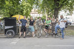 Sommerliche Temperaturen sorgten für gute Laune bei Stadtrat Krotzer (links) und dem NaNet-Team im Fröbelpark © Stadt Graz/Fischer Sommerliche Temperaturen sorgten für gute Laune bei Stadtrat Krotzer (links) und dem NaNet-Team im Fröbelpark