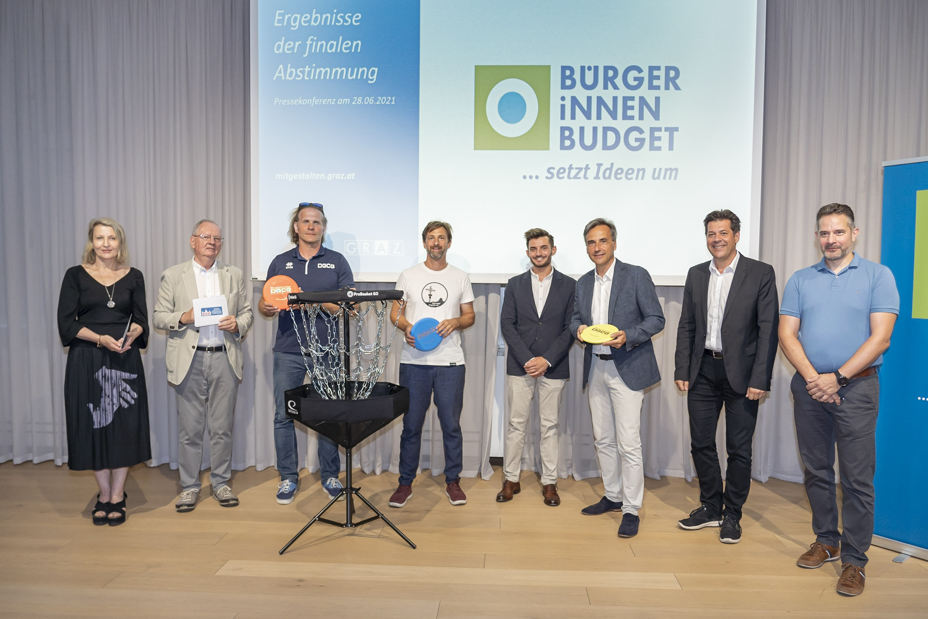 Präsentation der Sieger-Ideen: Andrea Redi und Raimund Berger vom Beirat für BürgerInnenbeteiligung, Ideengeber Andy Barth, Roland Maurer-Aldrian und Art Julius Aurel, Bürgermeister Siegfried Nagl, Stadtbaudirektor Bertram Werle und Wolf-Timo Köhler, Leiter des Referats für BürgerInnenbeteiligung. (v.l.)