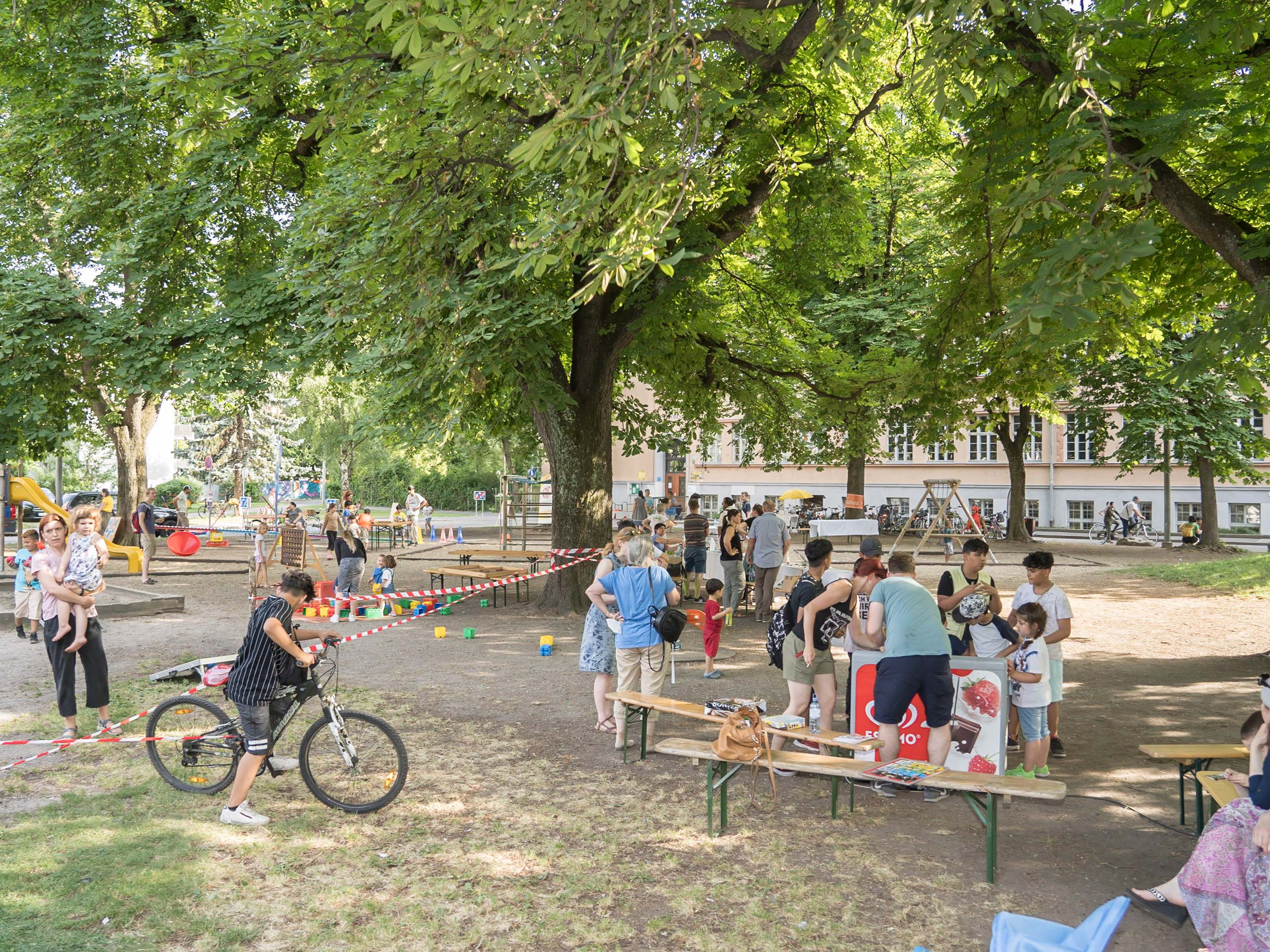 Sommerliche Temperaturen und ein vielseitiges Programm sorgten für gute Laune im Fröbelpark.