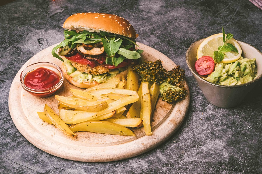 Der vegane Tempeh Burger: saftig und herzhaft würzig © Luke Goodlife Der vegane Tempeh Burger: saftig und herzhaft würzig