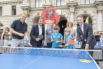 Sportjahr-Koordinator Markus Pichler, Bürgermeister Siegfried Nagl, Tischtennis-Trainer Attila Balaz, Nachwuchsspieler Mariia Lytvyn und Jonas Lichtenberg, Birgit Jungwirth (Krebshilfe), Sportstadtrat Kurt Hohensinner