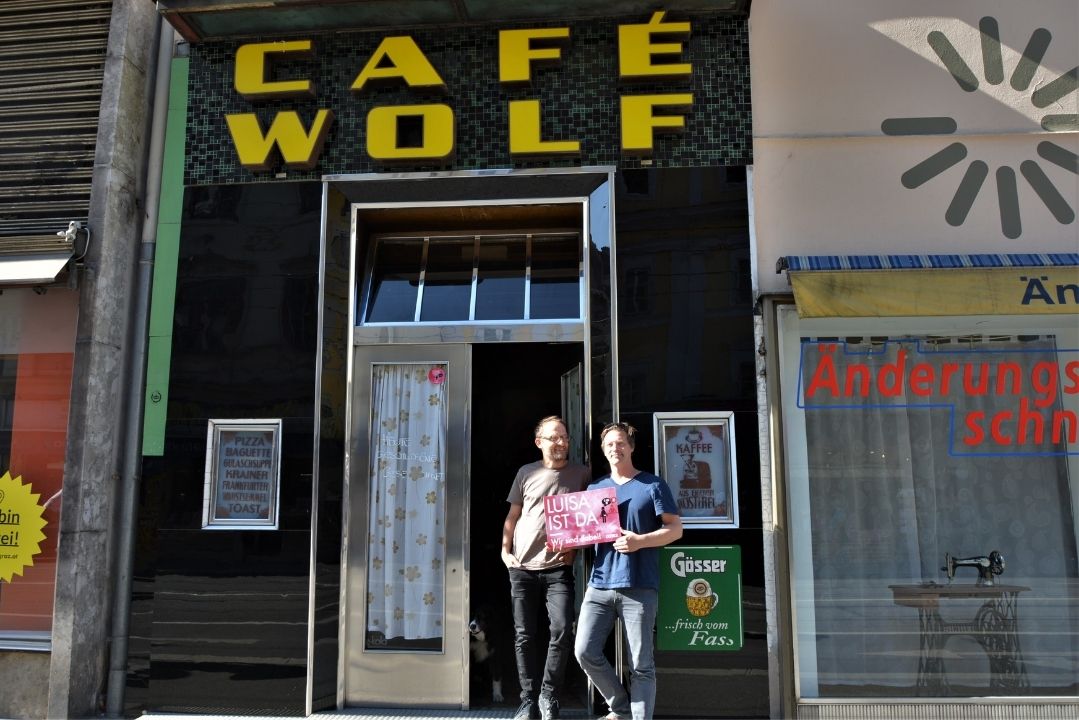 Thomas Maitz und Michael Stoiser sind mit ihrem Café Wolf bei der Aktion #luisaistda dabei: „weil es gar nicht anders geht. Es ist selbstverständlich, auch öffentlich gegen Belästigung aufzustehen und eine sichere Umgebung zu schaffen.“