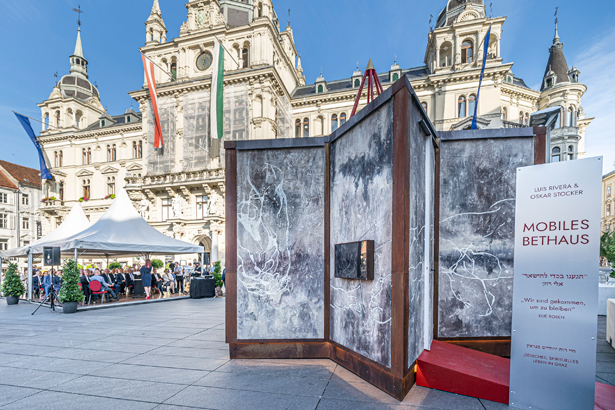 Sichtbares Zeichen der jüdischen Gemeinde in Graz: Ein mobiles Gebetshaus befindet sich nun am Grazer Hauptplatz - zeitlich begrenzt. © Stadt Graz/Fischer Sichtbares Zeichen der jüdischen Gemeinde in Graz: Ein mobiles Gebetshaus befindet sich nun am Grazer Hauptplatz - zeitlich begrenzt.