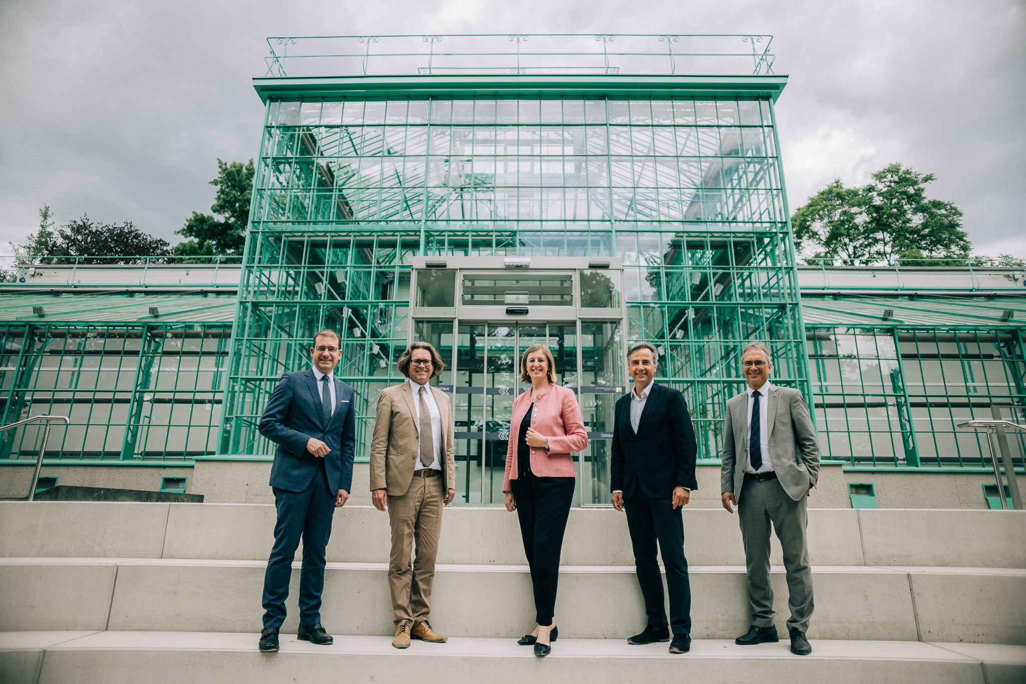 Lokalaugenschein im sanierten historischen Glashaus des Botanischen Gartens Graz: Hans-Peter Weiss, Rektor Martin Polaschek, Landesrätin Barbara Eibinger-Miedl, Bürgermeister Siegfried Nagl und Vizerektor Peter Riedler (v.l.) © Uni Graz/Kernasenko Lokalaugenschein im sanierten historischen Glashaus des Botanischen Gartens Graz: Hans-Peter Weiss, Rektor Martin Polaschek, Landesrätin Barbara Eibinger-Miedl, Bürgermeister Siegfried Nagl und Vizerektor Peter Riedler (v.l.)