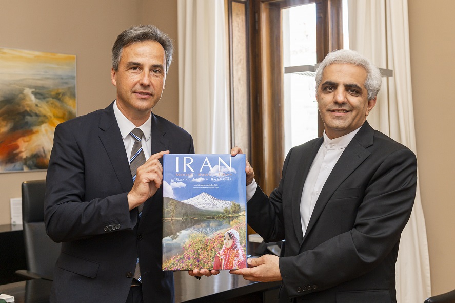 Bürgermeister Nagl überreichte dem Gast eine Sunnybag und erhielt ein Buch über die Schönheiten des Iran.