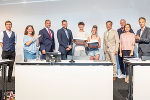 Wurden für ihren Mut und ihre Zivilcourage geehrt: Fabrizio Wagner und Lena Huber (Mitte). Bürgermeister Siegfried Nagl überreichte den beiden Lebensrettern Gutscheine und Süßigkeiten. Die übrigen Stadtsenatsmitglieder gratulierten ebenfalls. v. l. Robert Krotzer, Elke Kahr, Mario Eustacchio, Günter Riegler, Judith Schwentner und Kurt Hohensinner. Bürgermeister Matthias Pokorn (4. v. l.) überreiche den beiden jeweils eine Ehrenurkunde.  
