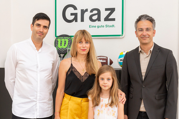 Pulitzer-Preisträger Christo Buschek mit seiner Schwester Tamara und Nichte Mila (8) sowie Bildungsstadttrat Kurt Hohensinner (v. l.). © Stadt Graz/Fischer Pulitzer-Preisträger Christo Buschek mit seiner Schwester Tamara und Nichte Mila (8) sowie Bildungsstadttrat Kurt Hohensinner (v. l.).