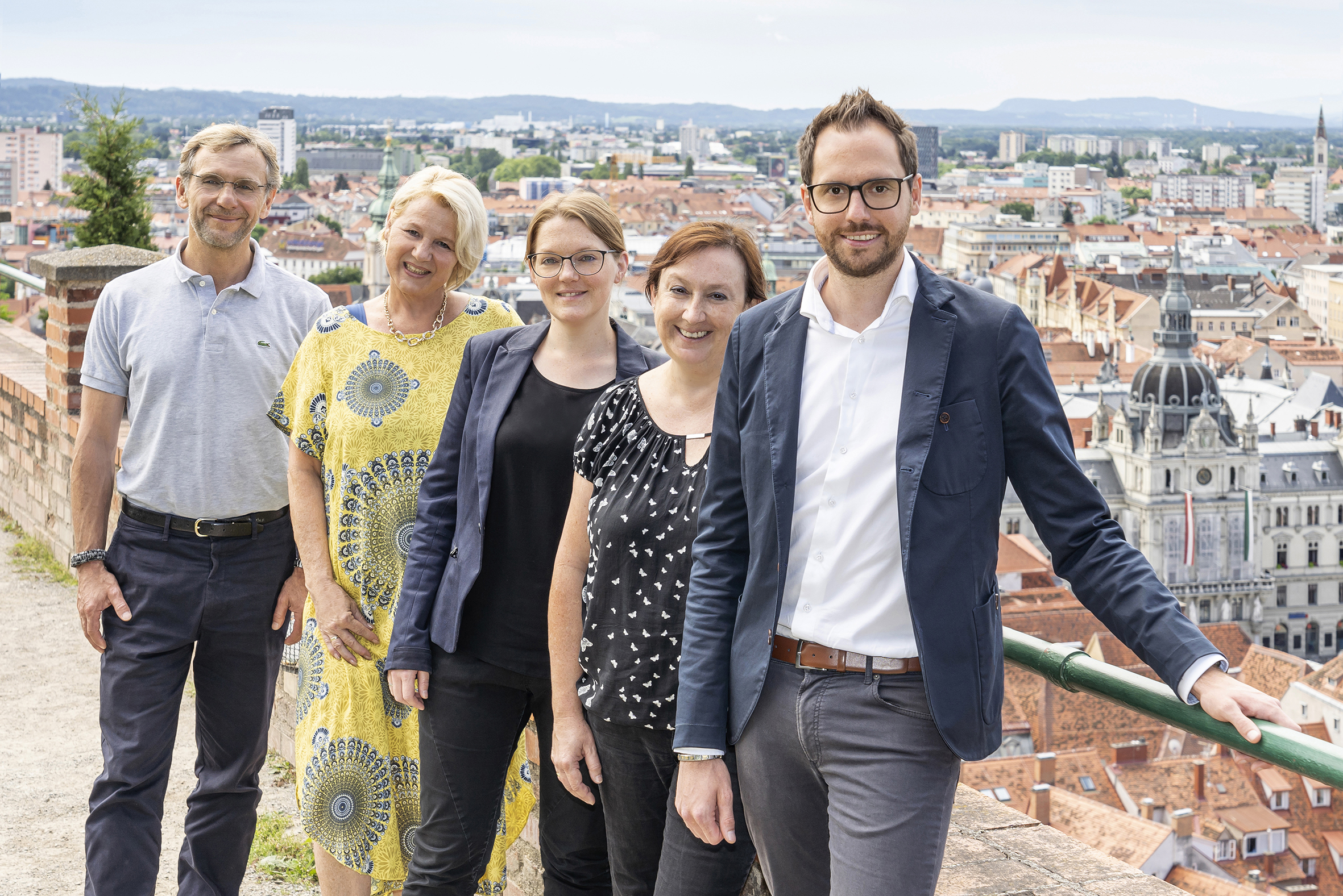 Das Team des Sicherheitsmanagements der Stadt Graz (v. r.): Sicherheitsmanager Gilbert Sandner, Angela Schick, Julia Wild, Irene Srienz, Stefan Hoflehner. Nicht im Bild: Andreas Freund, Christina Glettler. © Stadt Graz/Foto Fischer Das Team des Sicherheitsmanagements der Stadt Graz (v. r.): Sicherheitsmanager Gilbert Sandner, Angela Schick, Julia Wild, Irene Srienz, Stefan Hoflehner. Nicht im Bild: Andreas Freund, Christina Glettler.