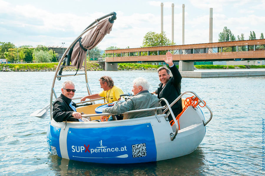 Bürgermeister Siegfried Nagl hat die Grill-Boote am neuen Stadtstrand bereits getestet. 