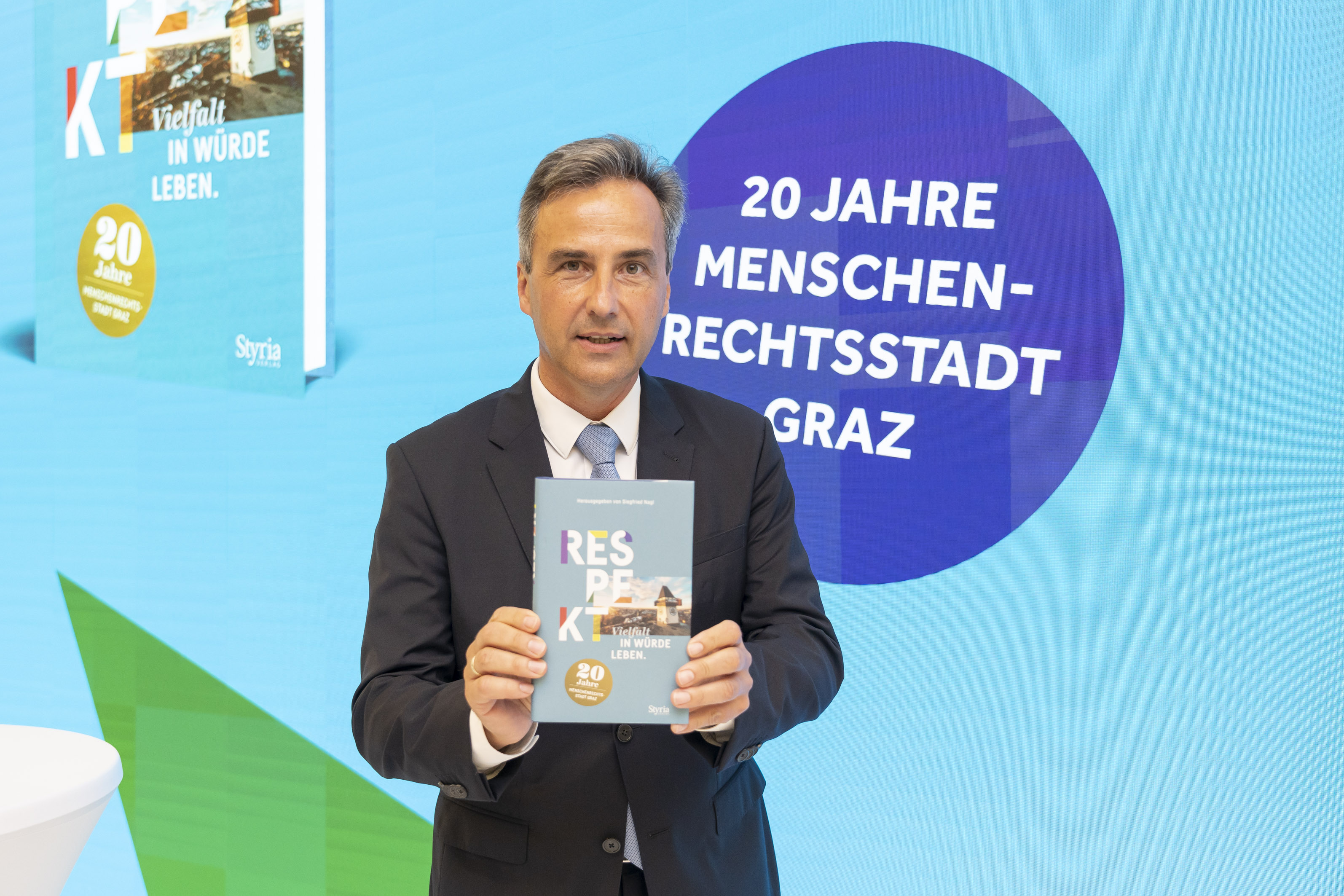 Bürgermeister Nagl mit dem Buch zu 20 Jahre Menschenrechtsstadt Graz