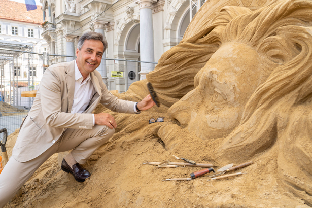 Bürgermeister Siegfried Nagl freut sich, auch heuer wieder internationale SandkünstlerInnen in Graz begrüßen zu dürfen. © Stadt Graz/Fischer Bürgermeister Siegfried Nagl freut sich, auch heuer wieder internationale SandkünstlerInnen in Graz begrüßen zu dürfen.