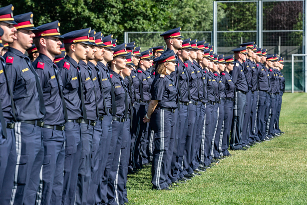 79 junge SteirerInnen haben in den vergangenen 20 Monaten die Polizeigrundausbildung absolviert. Heute fand die Ausmusterungsfeier bei strahlendem Sonnenschein in Graz statt. © Stadt Graz/Fischer 79 junge SteirerInnen haben in den vergangenen 20 Monaten die Polizeigrundausbildung absolviert. Heute fand die Ausmusterungsfeier bei strahlendem Sonnenschein in Graz statt.